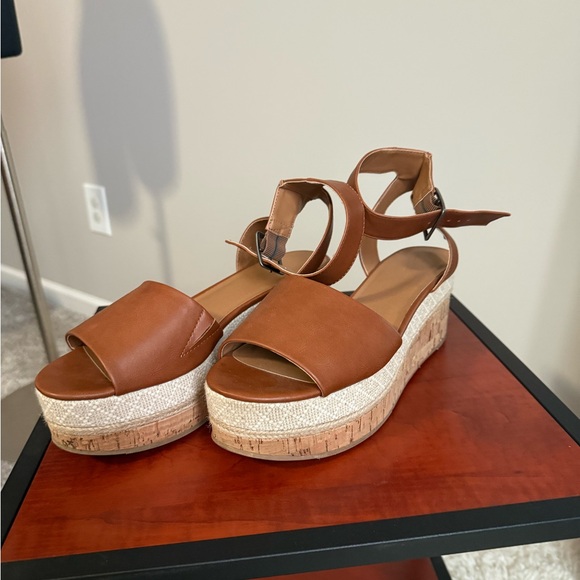 Universal Thread Tan Wedge Sandals - Picture 3 of 7